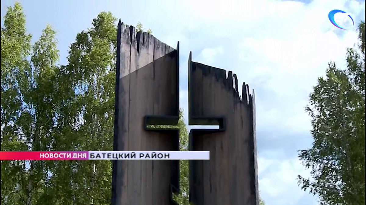 Поклонный крест, высотой девять метров, уже возвышается над Жестяной Горкой. Это очередной этап создания мемориального комплекса на месте уничтожения фашистами тысяч мирных жителей. Затраты на строительство уже около 25 миллионов, и все это за счет пожертвований.