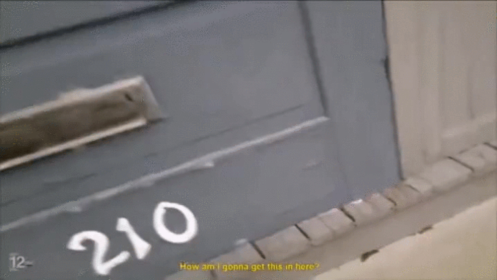 Текст в видео:
- Как мне оставить это здесь? (смеется) Он поймал мою перчатку. А! (смеется) Он поймал мою перчатку! Эй, верни мою перчатку! (смеется, вздыхает)