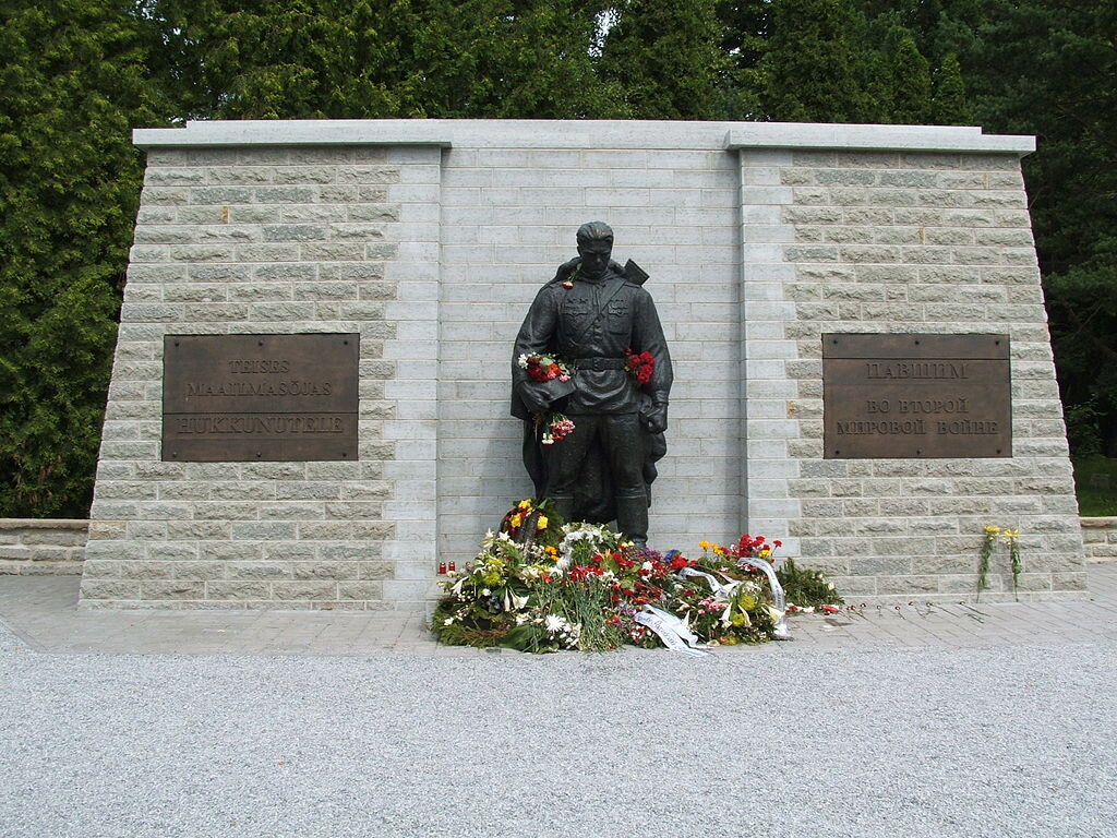 Памятник на Военном кладбище Таллина. Источник фото: ru.wikipedia.org