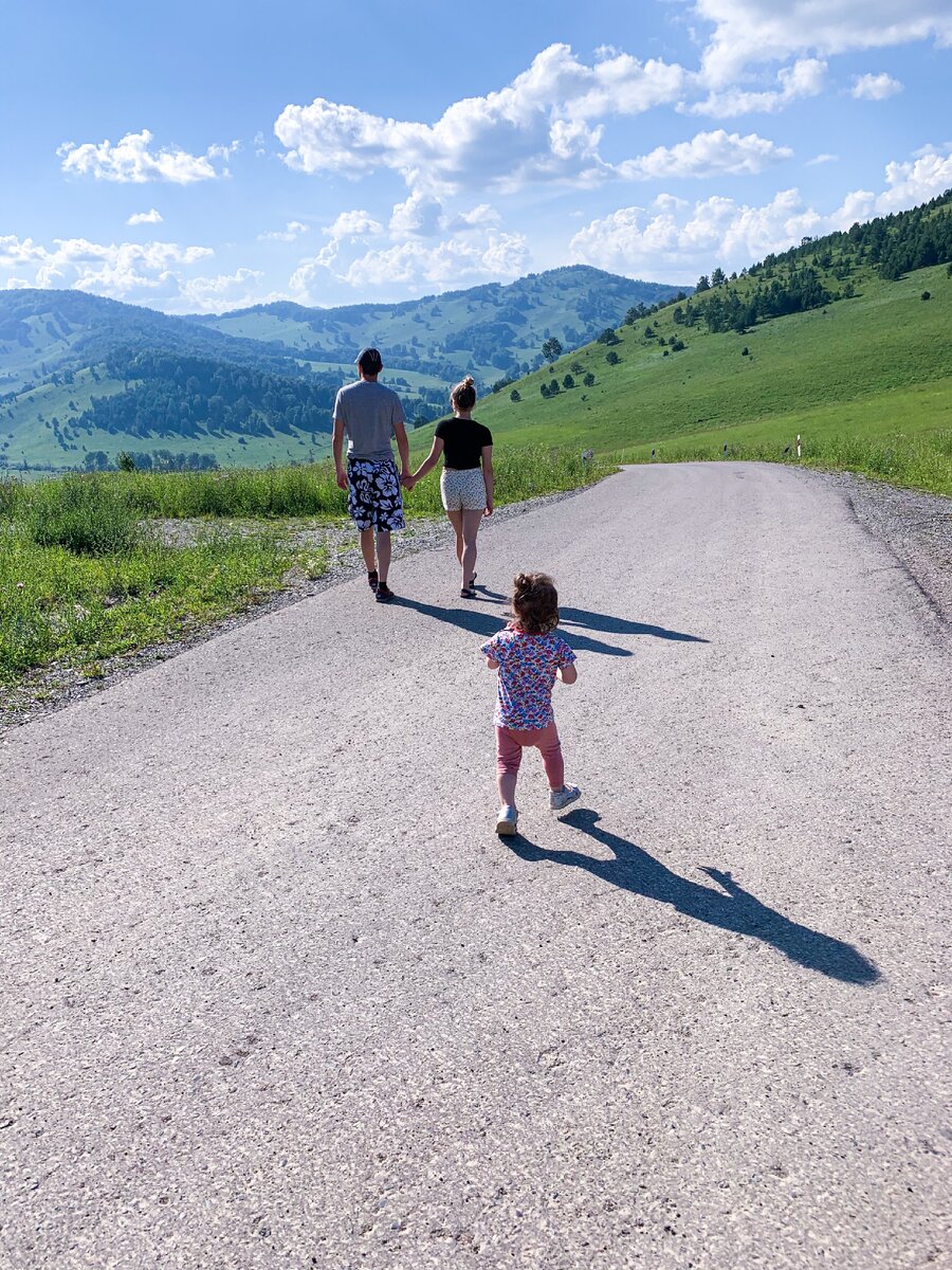 Фотали двоих, а получилось трое😄