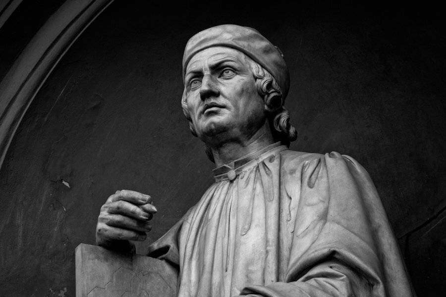 Скульптура Арнольфо ди Камбио на Соборной площади во Флоренции. 