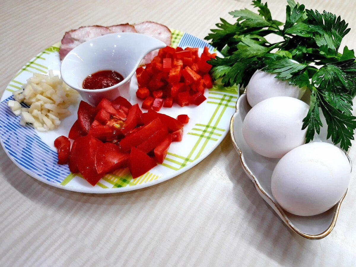Я добавила в шакшуку грудинку нарезанную соломкой. Мясная составляющая обжаривается вместе с луком.