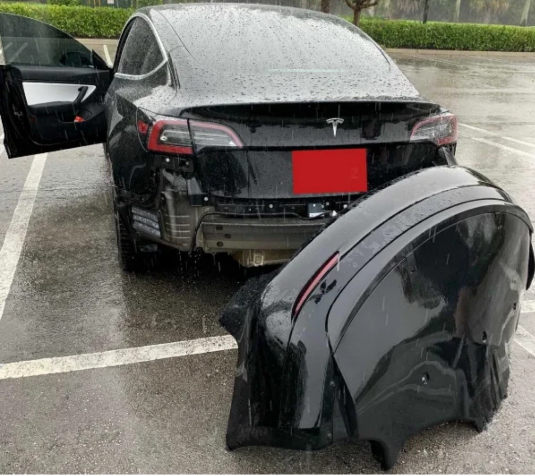 Tesla Model 3 отбросила задний бампер