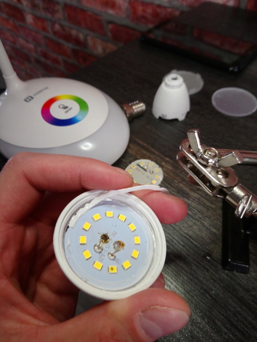 Убираем герметик по краям подложки.