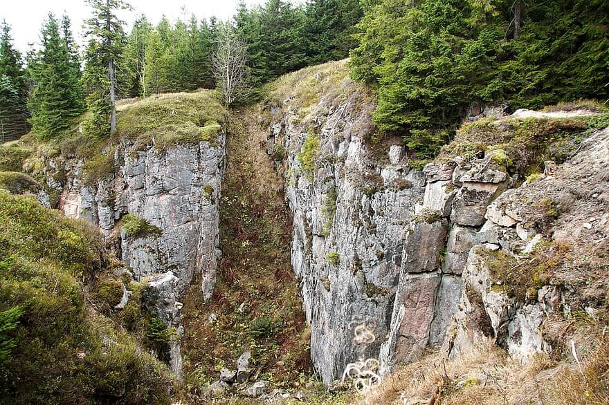 Куда заведёт человека очередная яма?                                                                                       Изображение с сайта: https://www.pikist.com/free-photo-srzgr