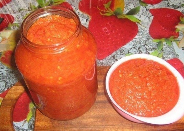 Вкуснейшая аджика. Я еe делаю каждый год по 2 -3 порции, потому что быстро съедается. Подходит ко многим блюдам(мясо, птица, пюре). Можно использовать как приправу(например к борщу, к рагу). Вобщем настолько хороша, что не опишешь, надо пробовать и наслаждатся прекрасным вкусом.