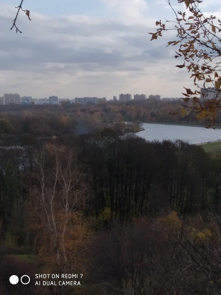 Вид на Москва реку  с холма в парке "Коломенское".