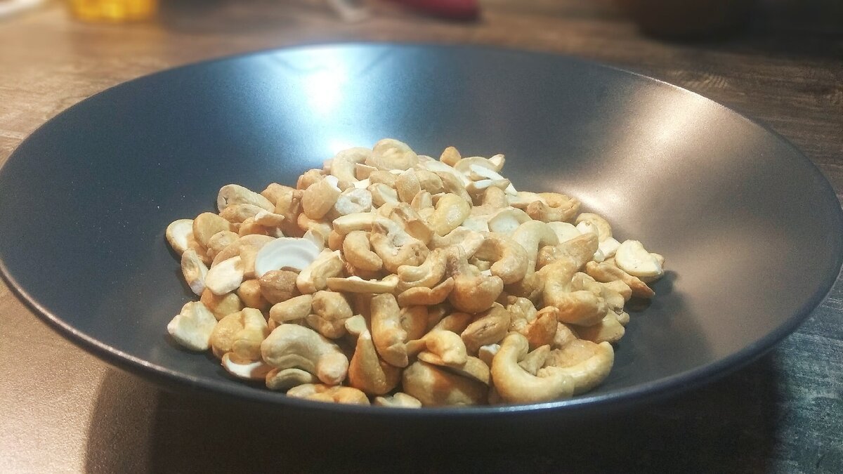 Кешью - один из немногих орехов, имеющих сладковатый вкус,  его часто используют в десертах