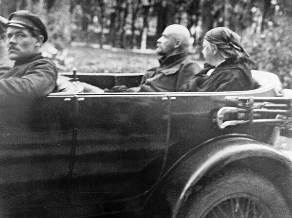 Ленин и Надежда Крупская на автомобильной прогулке в окрестностях Горок во время отдыха вождя после болезни. Sputnik