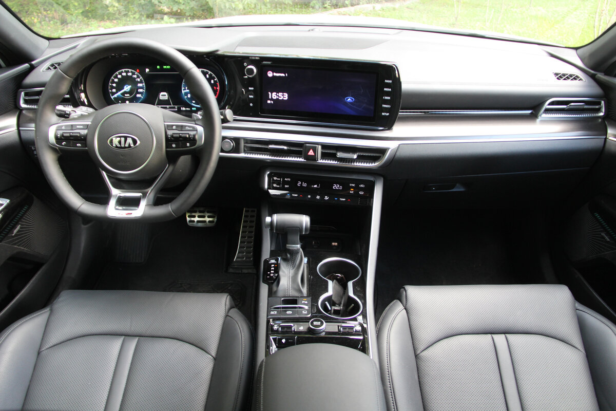 В базе не будет цифровой панели приборов (у нас есть), климат контроль - пожалуйста, в топе. 