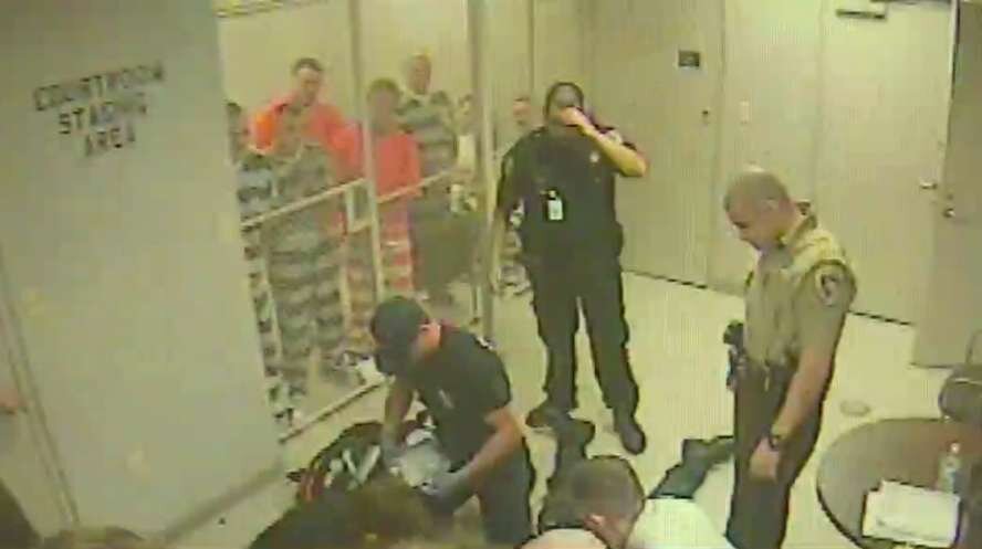 Как этот кадр, снятый в американской тюрьме: теперь он почему-то выдается по запросу о протестах в Белоруссии