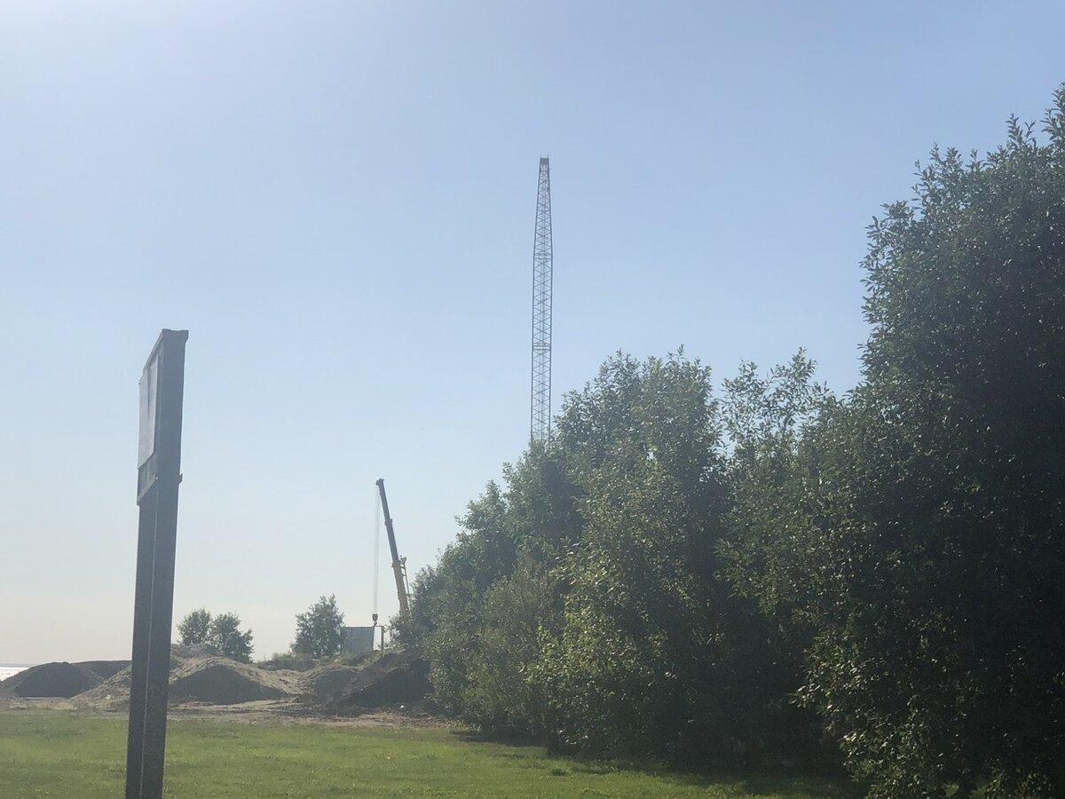 Все солнечные деньки гости парка наслаждались шумом работы.