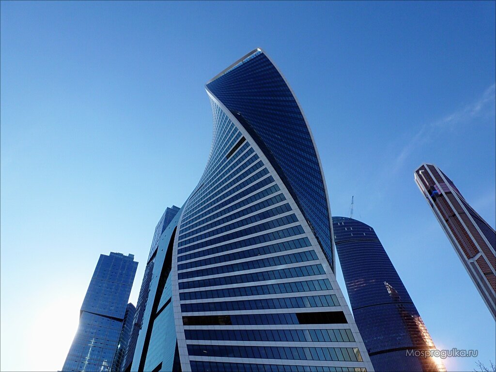 Башня "Эволюция", район Москва Сити, Москва. ~4000 датчиков присутствия. ~1650 датчиков дневного света. ~5500 моторизованных штор. Вся башня работает синхронно.
