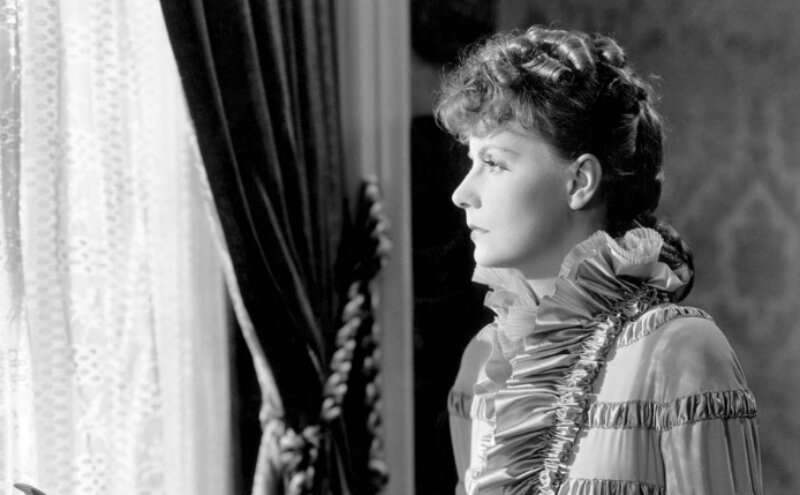 Грета Гарбо в роли Анны Карениной. Кадр из кинофильма "Анна Каренина", 1935 г., режиссер Кларенс Браун, сценаристы Клеменс Дэйн, Салка Виртел (по произведению Льва Толстого), композитор  Херберт Стотхарт. Фото для иллюстрации, источник: kinopoisk.ru