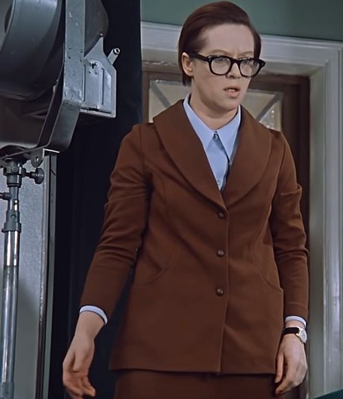 Мымра из комедии "Служебный роман".