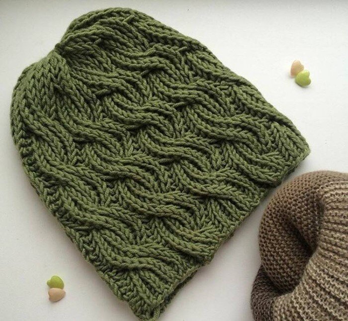 Рельефный патентный узор отлично подходит для шапок 