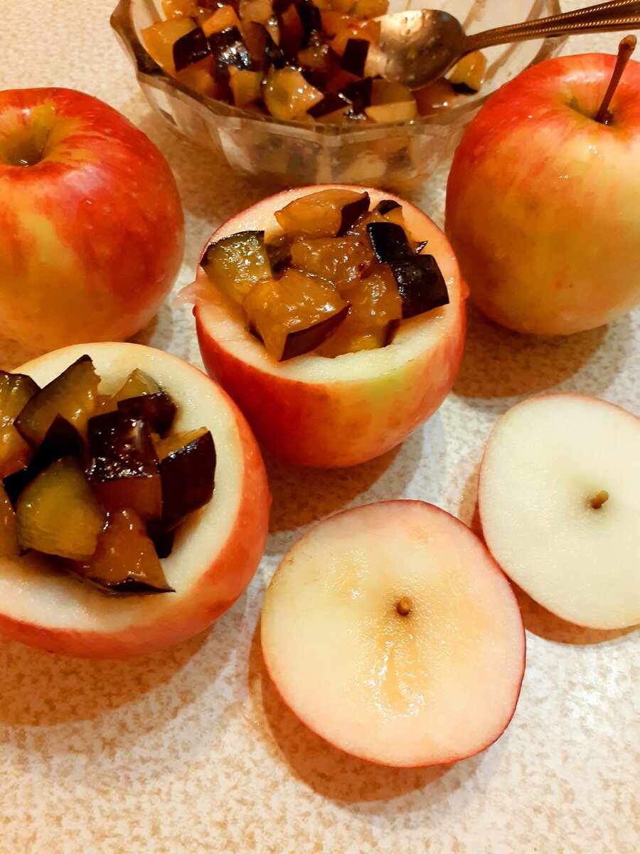 Сколько запекаются яблоки. Печеные яблоки. Запечённые яблоки в духовке. Запечённые яблоки в духовке с мёдом. Яблоки с корицей в духовке.