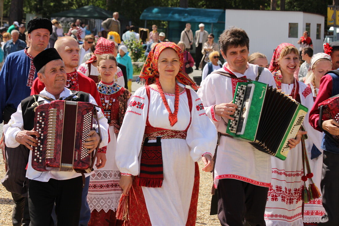 Танцуют под русские песни. Пляски под гармонь. Народные гуляния с гармошкой. Гулянье под гармонь. Танцы под гармонь.