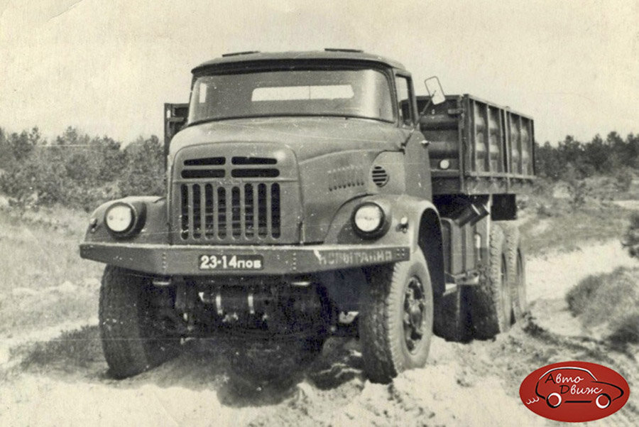 Благодаря оригинальному оперению кабина от ЗИЛ-130 тут узнается не сразу