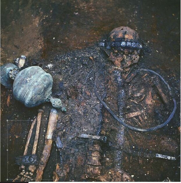 Рис. 2. Фрагмент погребения. Слева, между рукой и корпусом лежит один нож, выше, под курительницей - второй.