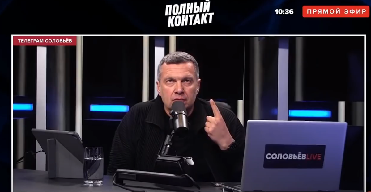 Владимир Соловьёв заставляет нас вдуматься! Пальцем вверх! Кадр из его ютуб-канала.