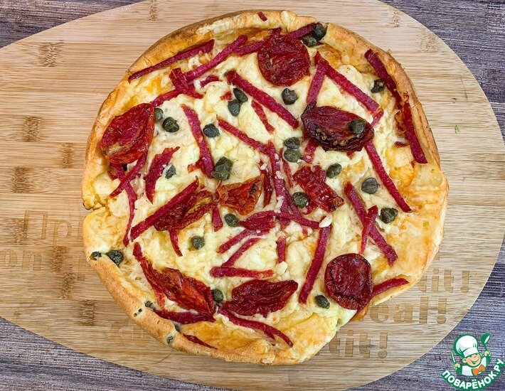 Открытый пирог «Маришка» несложный в приготовлении. Вкусный как в горячем, так и в холодном виде. Рецепт этого простого блюда я нашла в одном из журналов. Готовится очень просто. Я бы даже сказала справится и ребёнок. Так же в рецепте я напишу начинку, которая была у меня, но можно использовать любую другую.