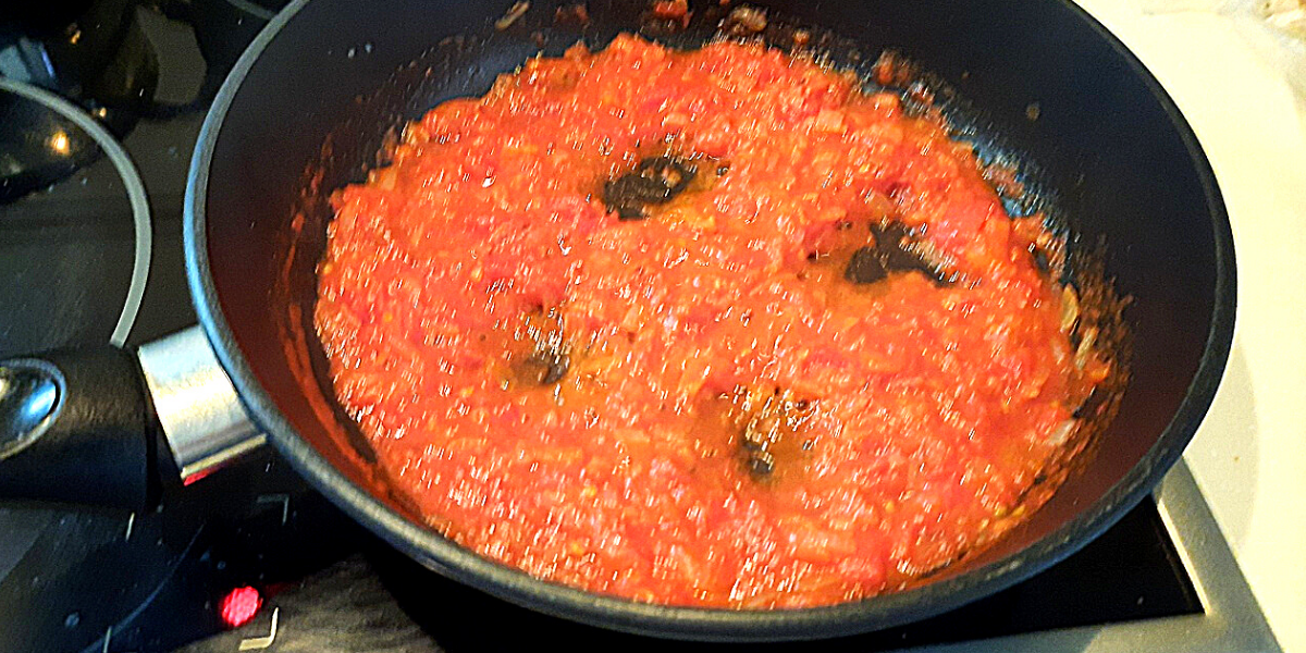 Мякоть томатов готова для яиц. Листайте дальше