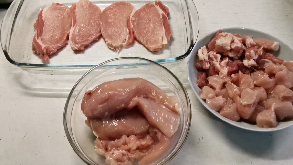 Здесь курица и свинина 