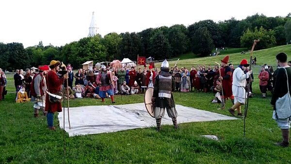 Шкуры, конечно, пожадничали, но показательно. http://ru-sled.ru/poedinok-v-drevnegermanskoj-kulture/