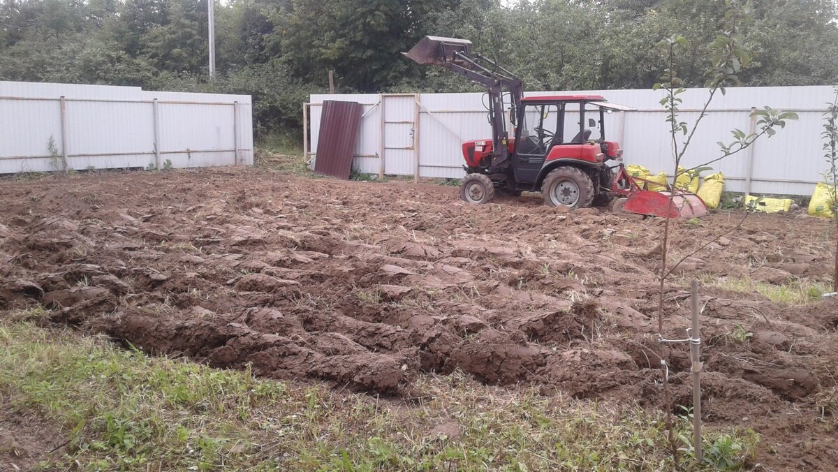 Вспашка плугом участка 6 соток минитрактором МТЗ 422.1