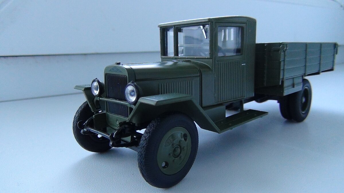 ЗИС-5В.Хорошо видна "вагонка" на кабине,а вот фары модели—историческая неточность,ведь у военного ЗИС-5 правой фары не было...Коллекция владельцев канала.