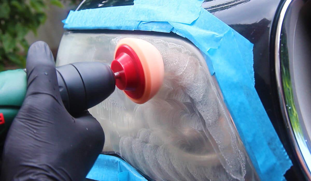 Далее нанести пасту специальным приспособлением — полировальным кругом. Чтобы средство не засохло, его периодически сбрызгивают небольшим количеством воды из пульверизатора. Источник: https://clck.ru/SmBF5