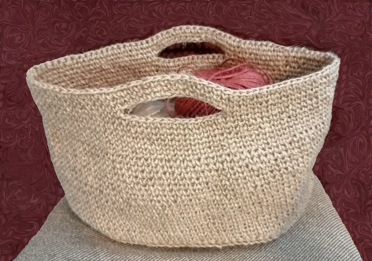 Корзина, связанная крючком из джутового шпагата.