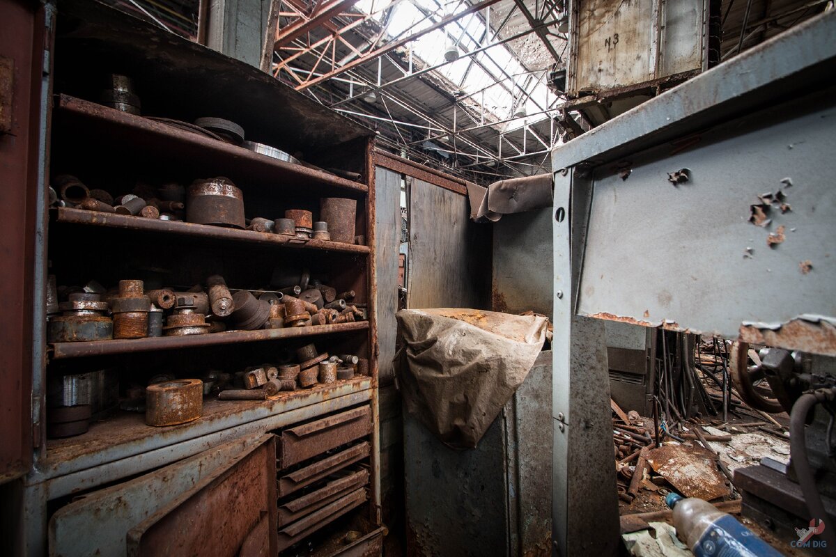 Цех полузаброшенного завода «Большевик».