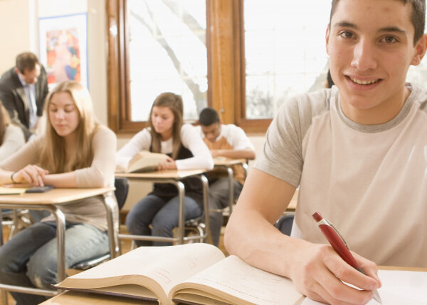 Уйти после 9 или остаться до 11
 Этот вопрос волнует не только выпускников 9 класса, но и всех, кто только собирается перейти в выпускной класс. Определиться с выбором нужно еще до получения неполного среднего образования. К 9 классу желательно хотя бы в общих чертах понимать, в каком направлении развивать карьеру, так как начинать путь в своём любимом деле лучше с ранних лет. Не все знают в столь юном возрасте, какая специальность подходит лучше всего. Всем, кто в девятом классе не определился с профессией, стоит проконсультироваться со специалистом по профориентации. Это поможет сделать осознанный выбор и получить специальность, которая будет востребована в ближайшие 20-30 лет.

В вопросе «Лучше уйти после 9 или 11 класса?» нельзя для всех подобрать универсальный ответ. В выборе профессии стоит ориентироваться на свои собственные ощущения и желания. Однако не всегда школьник может четко выстроить свой карьерный план на долгие годы, начиная с выбора перспективной специальности и учебного заведения (ссуз или вуз). Существует ряд профессий, которым обучают в колледже. Для того, чтобы получить такую специальность, лучше уходить после 9 в ссуз и получать среднее профессиональное образование или учиться до 11 и уже затем поступать в среднее специальное учебное заведение.