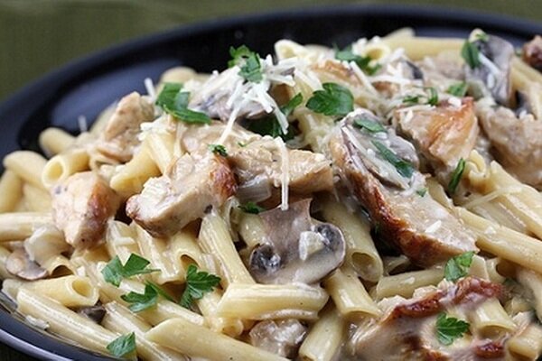 Сливочная паста с куриным филе и грибами