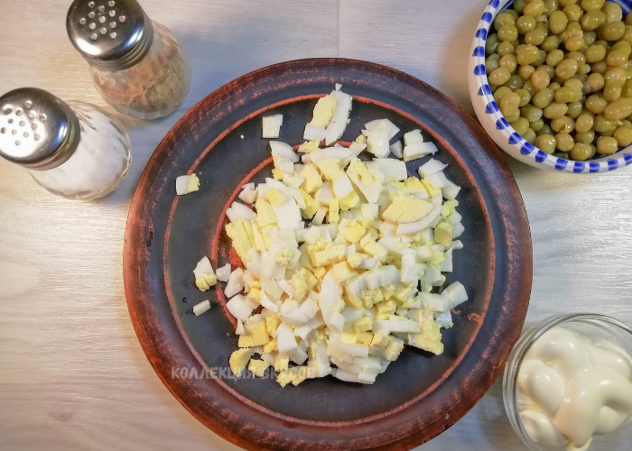 варёные яйца нарезаю мелкими кубиками