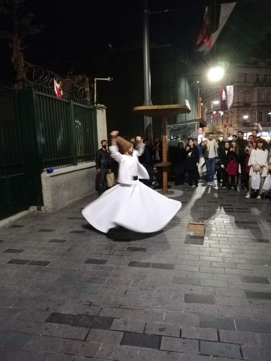 Танец дервиша на улице Истикляль 