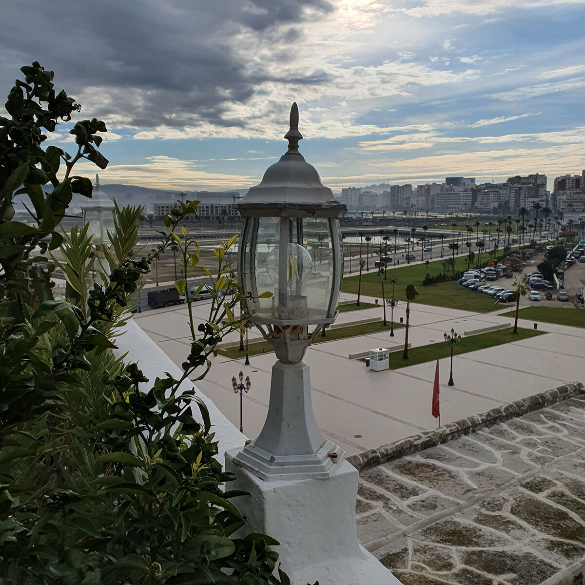 Танжер - портовый город, всего в 30 км от него через Гибралтарский пролив начинается Европа