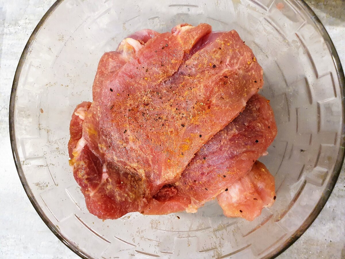 Свинина маринуется