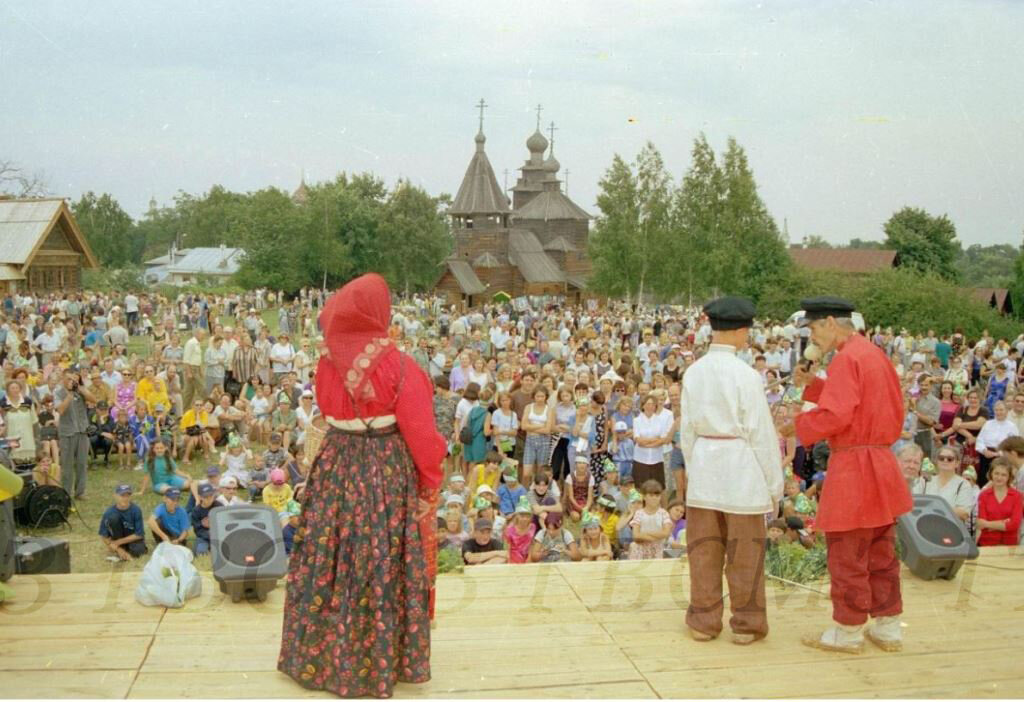 Праздник Огурца. Гости и участники праздника. 28 июля 2001 г. Фото Н.В. Суслина. Из собрания ГВСМЗ