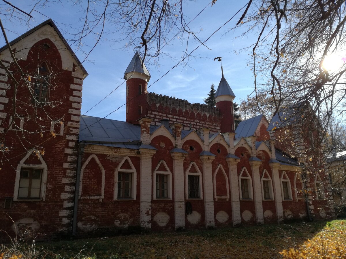 Готический домик на территории усадьбы Суханово. Фото автора