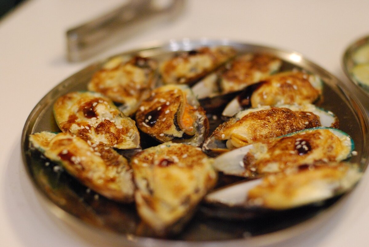 Мидии с острым и сырным соусом