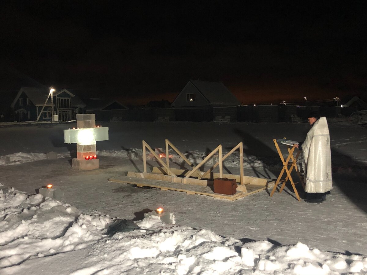 Водоосвящение на озере коттеджного поселка "Малиновые вечера". Январь 2021 года. Ленинградская область, Ломоносовский район.