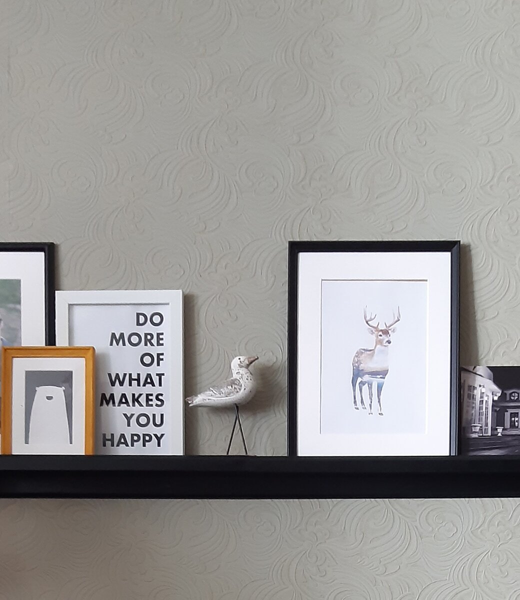 Надпись на постере: "делай побольше того, что делает тебя счастливым"