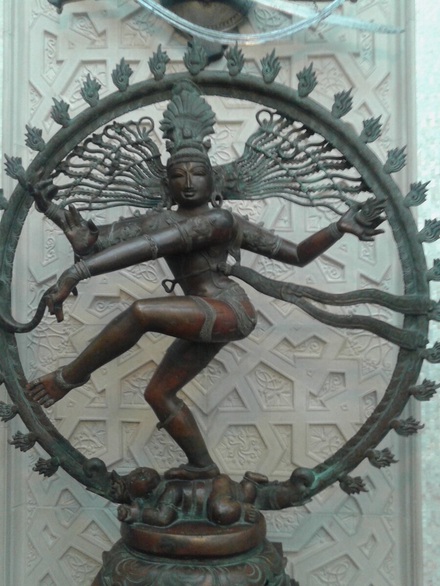 фото автора, многорукий Шива, которого хотят видеть у себя все работодатели за копейки.