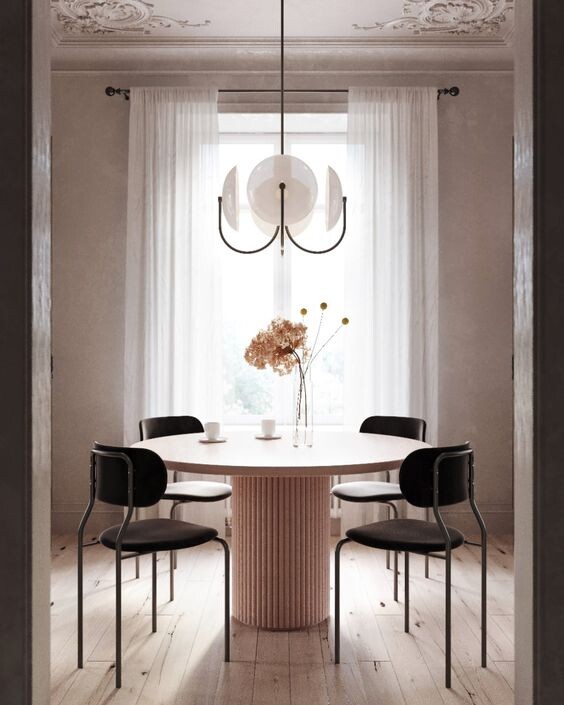 Небольшой обеденный стол прямо у светлого окна - что может быть лучше?