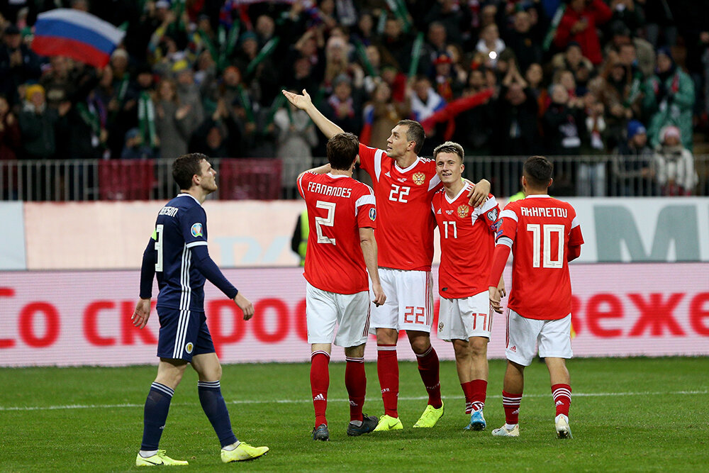 Фото после очередного гола Дзюбы в ворота Шотландии (4:0)