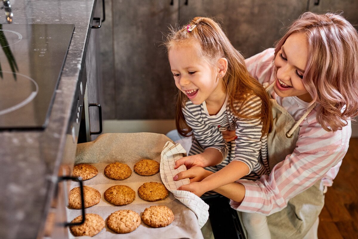 Enjoy baking. Дочь месит.