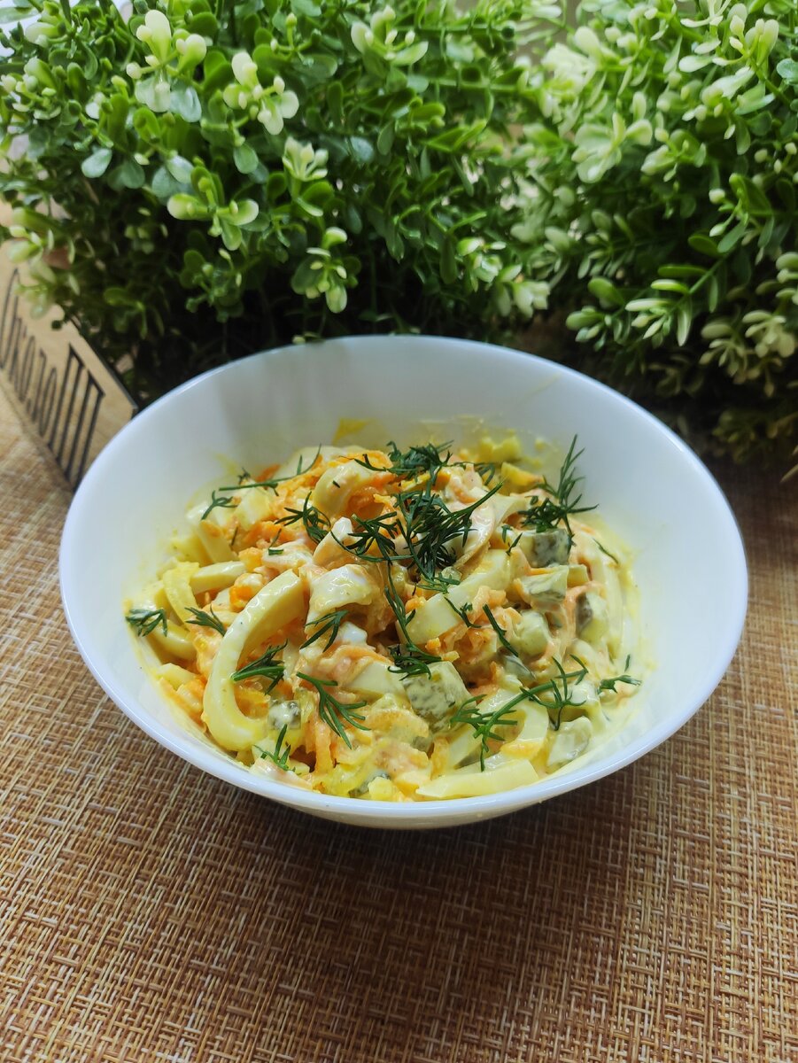 Салат с кальмарами, огурцом и яйцом